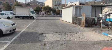 “Παγίδες” ατυχημάτων στο χώρο στάθμευσης στο Καρνάγιο 