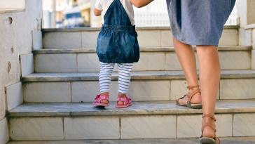 Νταντάδες της γειτονιάς: Οι κερδισμένοι και οι χαμένοι του προγράμματος 