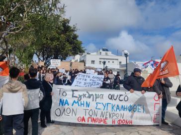 Σαντορίνη: Μαζική και δυναμική η απεργιακή συγκέντρωση στα Φηρά