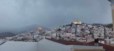 Καιρός: Επιδείνωση με βροχές και καταιγίδες - Γκρίζο σκηνικό και στις Κυκλάδες