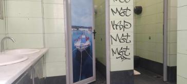 Πρώτη μήνυση για τους βανδαλισμούς στις δημοτικές τουαλέτες 