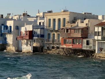 Θανατηφόρα συμπλοκή στη Μύκονο: Οι Αρχές προχώρησαν σε 15 προσαγωγές