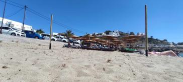 Χωρίς ψαθιά οι ιστοί των ομπρελών στις παραλίες 