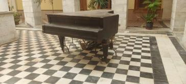  Φωτογραφίζουν… τα υποστυλώματα του πιάνου 