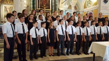 Η Παιδική Χορωδία του Francis Bardot στον Ι.Ν. Αγίου Γεωργίου στην Άνω Σύρο