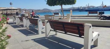 Έξτρα παγκάκια με θέα το λιμάνι της Ερμούπολης 