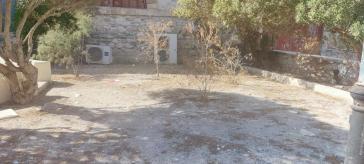  “Νεκρά” παρτέρια στην είσοδο της Πινακοθήκης 