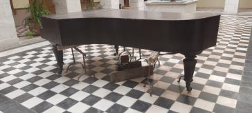 Παραμένει χωρίς συντήρηση στο αίθριο του Δημαρχείου 