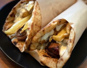 Σουβλάκι: Αύξηση της τιμής - Μια τετραμελής οικογένεια χρειάζεται 35-40 ευρώ