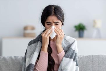 Υγεία: Θερίζουν γρίπη, κορωνοϊός και ιώσεις