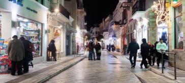 Σε γιορτινό κλίμα οι εμπορικοί δρόμοι της Ερμούπολης 