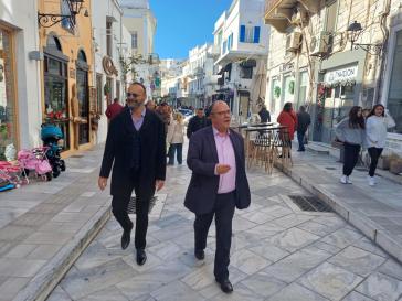 Ο δήμαρχος Σύρου - Ερμούπολης, Αλέξης Αθανασίου για ευχές στην αγορά της πόλης 