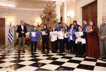 Ευχές και κάλαντα στον Κυριάκο Μητσοτάκη από αθλητές των Special Olympics