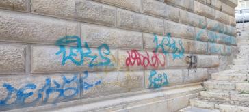 Συνεχίζονται οι “επιθέσεις” στο ιστορικό Δημαρχείο 