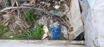 “Κρυφός” σκουπιδότοπος πίσω από τους κάδους 