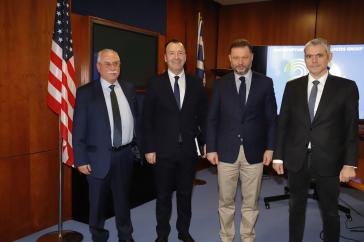 Επίσκεψη υφυπουργού Εργασίας, Κώστα Καραγκούνη στα ναυπηγεία Ελευσίνας