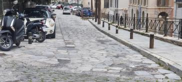 Παραδοσιακό πλακόστρωτο σε αποσύνθεση 