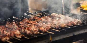 Τσικνοπέμπτη: Τι συμβολίζει και γιατί τρώμε κρέας σήμερα