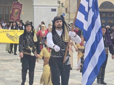 Σύρος: Με υπερηφάνεια η παρέλαση για την 25η Μαρτίου (video)