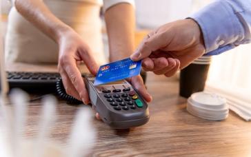 Ηλεκτρονικές συναλλαγές: Οι Έλληνες φεύγουν από τα μετρητά 