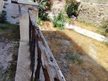 Υποβαθμισμένη εικόνα με φθορές και χόρτα 