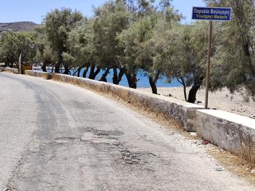 Σοβαρές φθορές στον δρόμο της παραλίας Βούλγαρη 