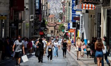 Αργία Αγίου Πνεύματος 2025: Ποια καταστήματα λειτουργούν κανονικά