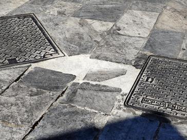  Πρόχειρες αποκαταστάσεις σε κεντρικά πλακόστρωτα 