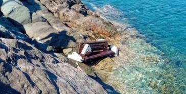 Τραγικές εικόνες με παγκάκια πεταμένα στα βράχια 