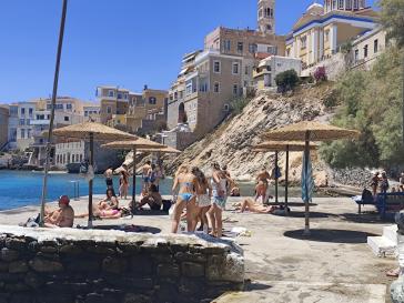 Νέες ομπρέλες για την εξυπηρέτηση των λουομένων 