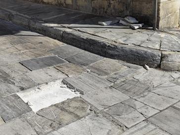 Κάθε βήμα και μία “πληγή” στα πλακόστρωτα 