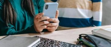 Ασφάλεια ανηλίκων στο Διαδίκτυο: Η ΕΕ σχεδιάζει υποχρεωτική επαλήθευση ηλικίας 