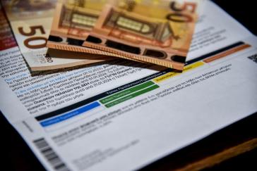 Ηλεκτρικό ρεύμα: Στρέφονται ολοένα και περισσότερο στα μπλε τιμολόγια