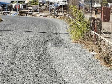 Σε απόλυτη εγκατάλειψη ο δρόμος όπισθεν γηπέδου βόλεϊ 