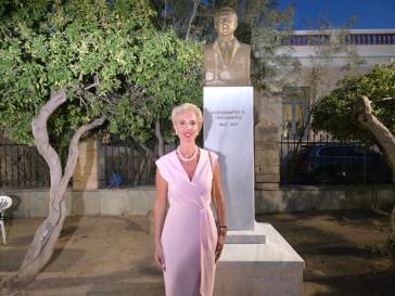 Κ. Μονογυιού: Στα σχολεία της Άνδρου και στα αποκαλυπτήρια της προτομής του  Αλ. Γουλανδρή