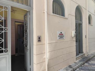  Δυσοσμία και μικρές “λίμνες” στα δημοτικά wc