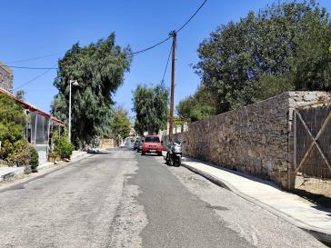 Κακής ποιότητας δρόμος έξω από την έπαυλη Τσιροπινά 