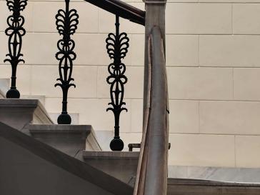 “Ετοιμόρροπο” το κάγκελο της εσωτερικής κλίμακας του Δημαρχείου 