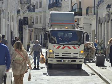 Πρόβλημα με την ανακύκλωση στον πεζόδρομο 