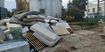 “Βούλιαξε” από στρώματα το αμαξοστάσιο στη Σύρο 