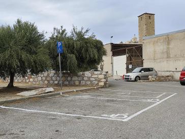 Απρόσκοπτη στάθμευση για ΑΜΕΑ όπισθεν του Βιομηχανικού Μουσείου