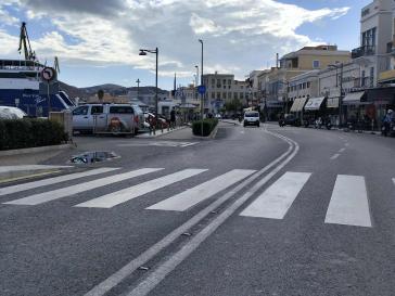 Διαγραμμίσεις στον χώρο στάσης δίπλα στο λιμάνι 