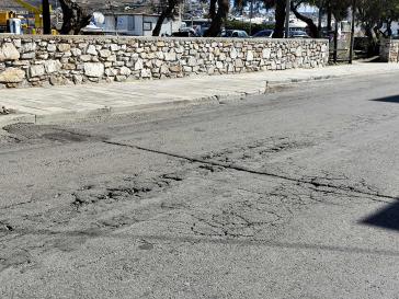 Λείπουν αποκαταστάσεις στον κεντρικό δρόμο 