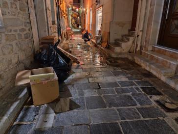 Πλημμύρισαν με λύματα καταστήματα στην Ερμούπολη  