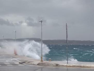 Μήλος: Αδυναμία προσέγγισης πλοίου στο λιμάνι λόγω κακοκαιρίας