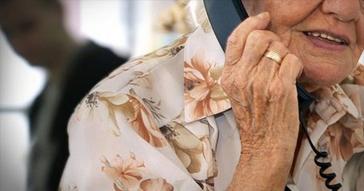 Αστυνομικοί μοίρασαν φυλλάδια για τις απάτες εναντίον των ηλικιωμένων