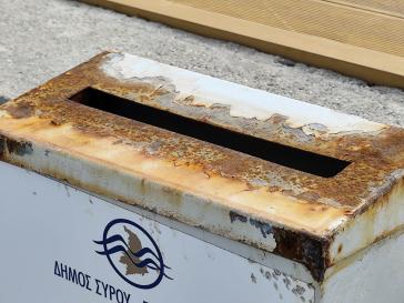 Η υγρασία “τρώει” κάδους απορριμμάτων και ανακύκλωσης 