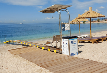 Η Αντίπαρος κάνει προσβάσιμες για ΑΜΕΑ τέσσερις παραλίες 