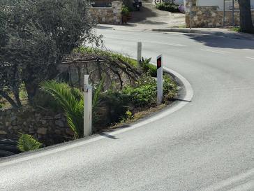 Απότομη στροφή χωρίς επαρκή σήμανση 