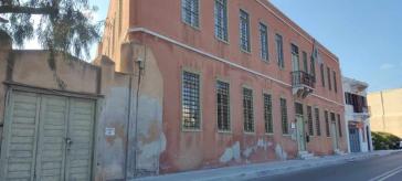 Προσανατολισμός η αντικατάσταση στο αίθριο του κτηρίου Κορνηλάκη 